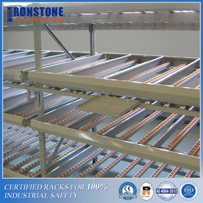 Sistema di flusso di cartoni per scaffalature per pallet per carichi pesanti per lo stoccaggio di casse di scatole